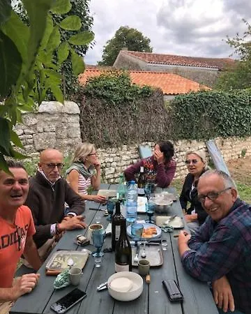 Du Presbytere D'envaux, Ravissante Maison De Charme Port-dʼEnvaux